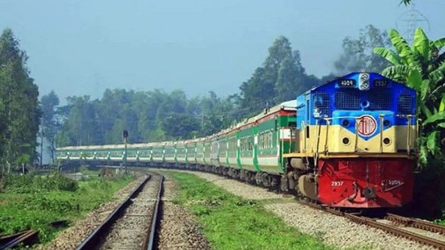 পরবর্তী নির্দেশ না দেয়া পর্যন্ত ট্রেন চলাচল বন্ধ