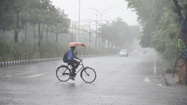 আজ আরও বাড়তে পারে বৃষ্টি, চলবে শনিবারও