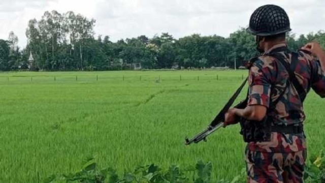 এবার সীমান্তে বিএসএফের কাঁটাতারের বেড়া নির্মাণে বিজিবির বাধা