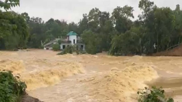 গোমতীর বাঁধ ভেঙে লোকালয়ে হু হু করে ঢুকছে পানি