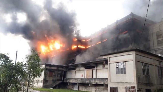 ১৭ ঘণ্টায়ও নিয়ন্ত্রণে আসেনি গাজী টায়ার কারখানার আগুন